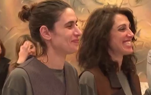 Στο Δημαρχείο της Αθήνας ο πρώτος γάμος γυναικών στην Ελλάδα (βίντεο)