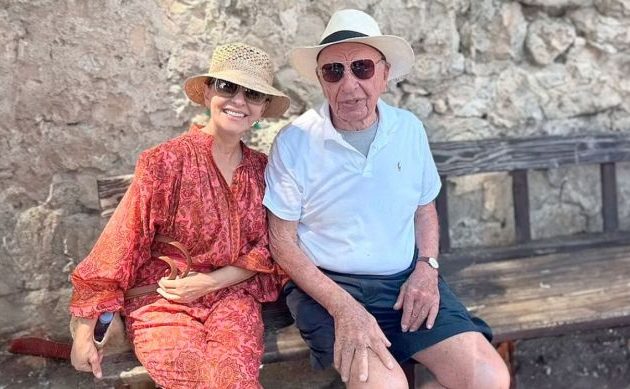 Ο 93χρονος Ρούπερτ Μέρντοχ αρραβωνιάστηκε την 67χρονη Ελένα Ζούκοβα, πρώην πεθερά του Αμπράμοβιτς και νυν πεθερά του Νιάρχου