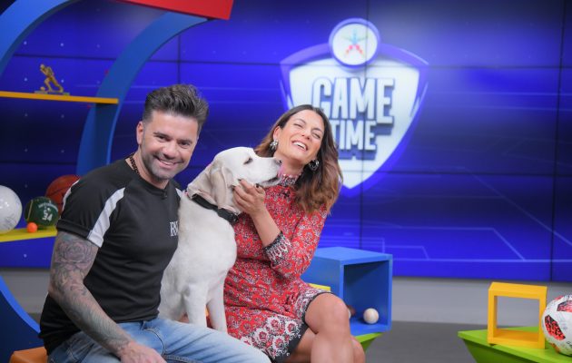 Ο Θοδωρής Μαραντίνης φορά τη φανέλα του Robbie Williams στο ΟΠΑΠ Game Time