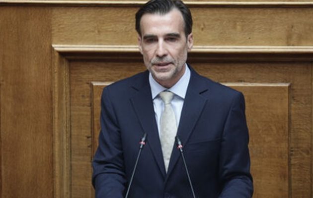 Υπέρ της πρότασης δυσπιστίας κατά της κυβέρνησης ο ανεξάρτητος βουλευτής Μιχάλης Χουρδάκης