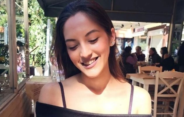 «Είδα ξαφνικά έναν άνδρα να πέφτει πάνω της και να τη μαχαιρώνει» λέει ο φίλος της 28χρονης που τη συνόδευσε στο τμήμα Αγίων Αναργύρων