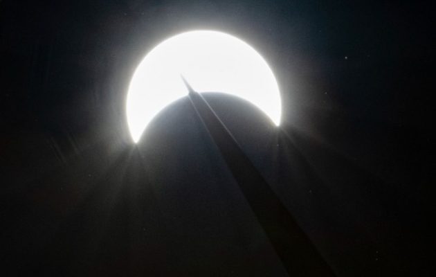 ΗΠΑ: Εκατομμύρια άνθρωποι παρακολούθησαν την ολική έκλειψη Ηλίου