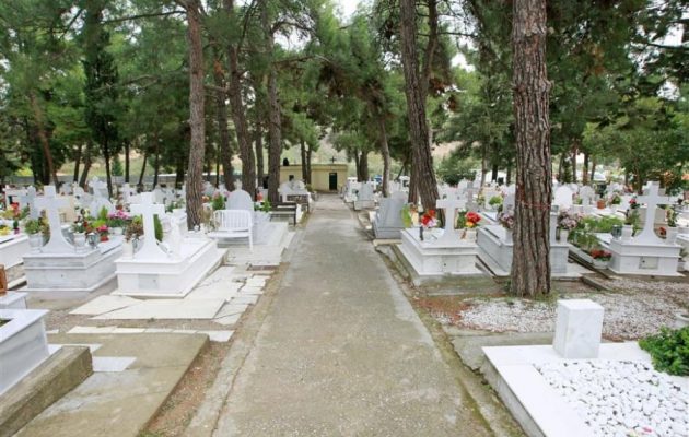 Μακάβριος καυγάς σε κηδεία: Ο αδελφός του νεκρού πέταξε στο κεφάλι της νύφης του μαρμάρινο σταυρό