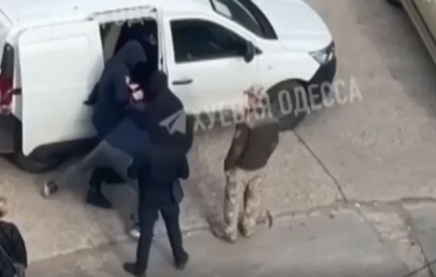 Ουκρανία: Ξύλο και συλλήψεις σε άνδρες που φεύγουν για να μην πάνε στον πόλεμο (βίντεο)