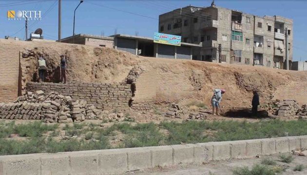 Οι Κούρδοι επισκευάζουν τα μεσαιωνικά τείχη της Ράκα στη Συρία