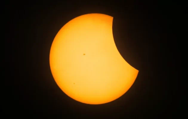 Ολική έκλειψη ηλίου: Σε εξέλιξη το σπάνιο φαινόμενο – Live εικόνα από τη NASA