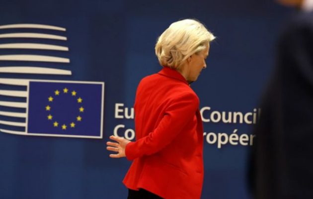 «Πέσιμο» στην Ούρσουλα στις Βρυξέλλες – Της φώναζαν: «Είσαι εγκληματίας, έπρεπε να βρίσκεσαι στη Χάγη»