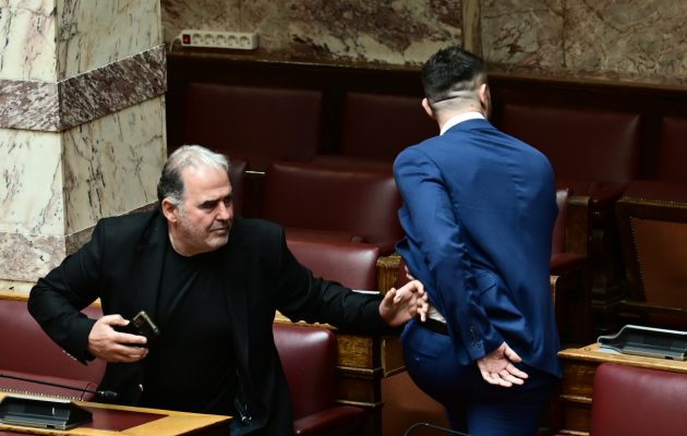 Γραμμένος: Ρινικό κάταγμα και ρήξη καρπού μετά την επίθεση Φλώρου στη Βουλή