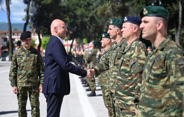 Νίκος Δένδιας σε Ι Μεραρχία: «Απολαμβάνετε της εμπιστοσύνης και της αγάπης του συνόλου της ελληνικής κοινωνίας»