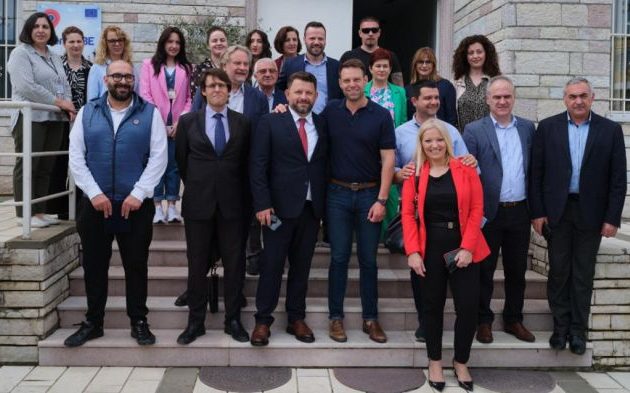 Βόρεια Ήπειρος: Επίσκεψη Κασσελάκη σε μειονοτικό σχολείο: «Κρατάτε την καρδιά του ελληνισμού δυνατή»