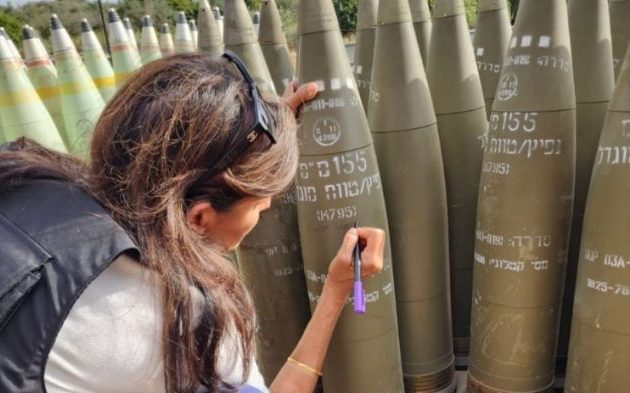 Η Νίκι Χέιλι έγραψε πάνω σε ισραηλινή οβίδα «αποτελειώστε τους»