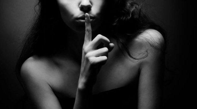 Προς μυστικοπαθείς – Πώς το να κρατάτε μυστικά μπορεί να καταστρέψει τη σχέση σας