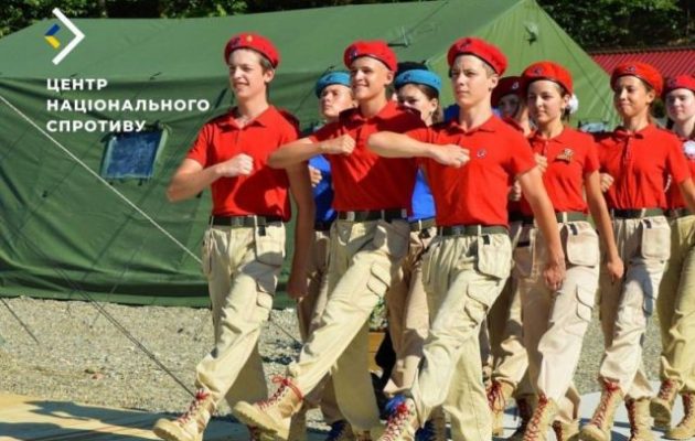 Οι Ρώσοι στρατολογούν εφήβους από την κατεχόμενη Ουκρανία στα πρότυπα της χιτλερικής νεολαίας