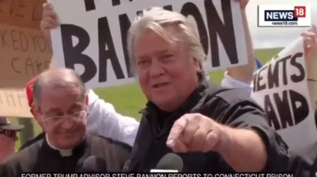 Σε ζωντανή μετάδοση μπήκε στη φυλακή ο Στιβ Μπάνον