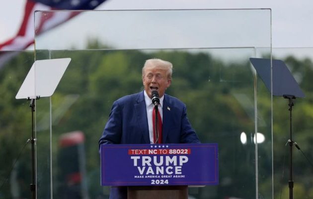 Ντ. Τραμπ πίσω από αλεξίσφαιρο τζάμι: «Αν κερδίσει η συντρόφισσα Κάμαλα, θα γίνει ο Γ΄ Παγκόσμιος Πόλεμος»