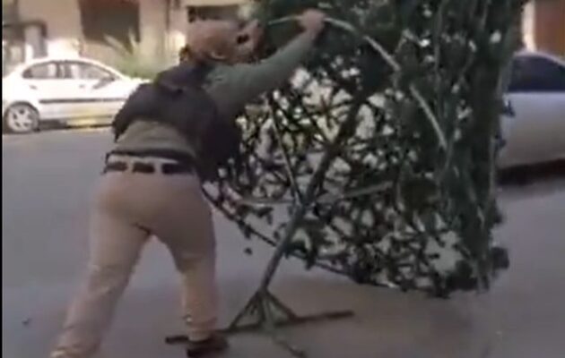 Συρία-Χαλέπι: Φιλότουρκος τζιχαντιστής παλεύει με χριστουγεννιάτικο δένδρο – Αφωνία ΥΠΕΞ για την ελληνική κοινότητα Χαλεπίου