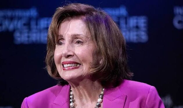 Η Πελόζι έπεσε από σκάλα κι έπαθε κάταγμα στον γοφό