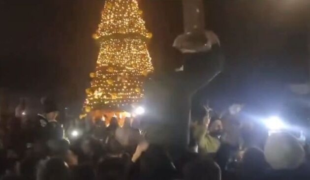 Συρία: Οι τζιχαντιστές κήρυξαν τα Χριστούγεννα δημόσια αργία μετά τον εμπρησμό του χριστουγεννιάτικου δένδρου στη Σελευκόβηλο