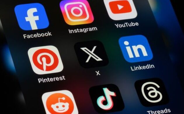 «Κόφτης» στα social media για παιδιά κάτω των 15 από το 2027