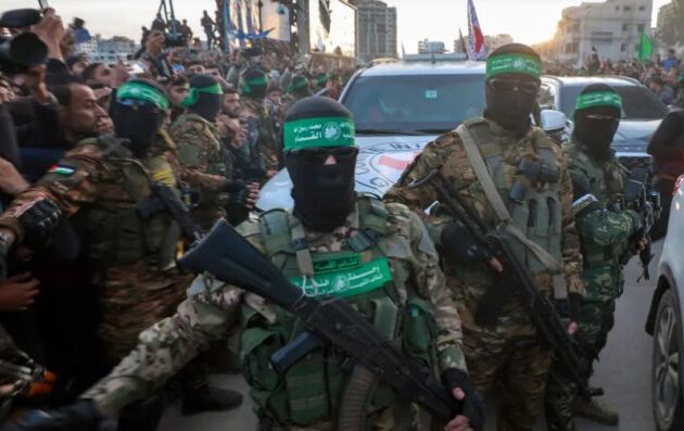 Η Χαμάς φέρεται να εξετάζει τη μεταφορά Ισραηλινών ομήρων στην πόλη της Γάζας για «ανθρώπινες ασπίδες»