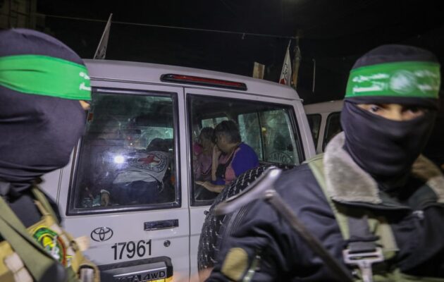 Η Χαμάς έχει χωρίσει τους ομήρους σε ομάδες