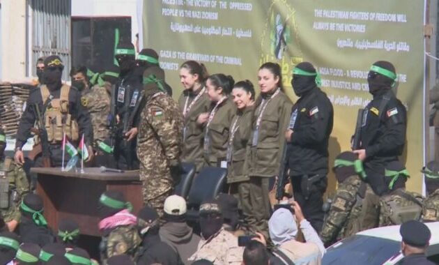 Η Χαμάς απελευθέρωσε Ισραηλινές στρατιωτίνες σε δημόσια θέα