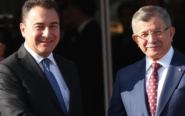 Τουρκία: Νέο πολιτικό φορέα ιδρύουν Νταβούτογλου-Μπαμπατζάν – «Δεκανίκι» του Ερντογάν;