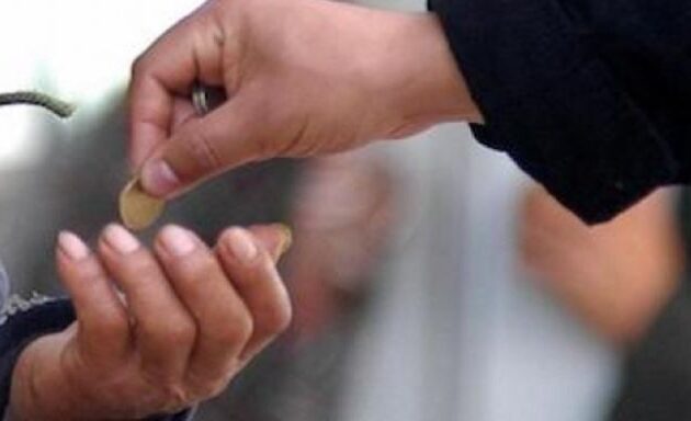 Η σκοτεινή πλευρά της ελεημοσύνης – Πέντε λόγοι