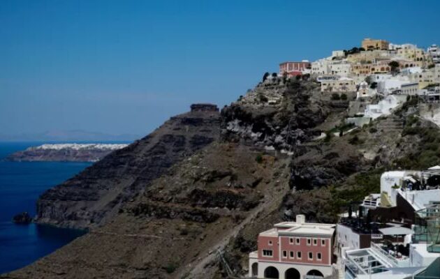 Εγκαταλείπουν τη Σαντορίνη κυρίως τουρίστες, προσωρινοί εργαζόμενοι και κάποιοι ντόπιοι