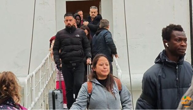 Αποχωρούν μαζικά από τη Σαντορίνη – «Φοβηθήκαμε πολύ, κοιμόμασταν έξω»