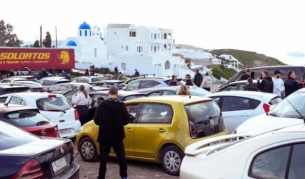 Αδειάζει η Σαντορίνη – Οι δρόμοι του νησιού σχεδόν έρημοι