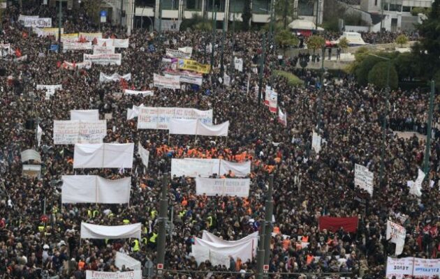 Διεθνή Μέσα: Δύο χρόνια μετά την τραγωδία των Τεμπών: Μαζικές κινητοποιήσεις και απαιτήσεις για δικαιοσύνη