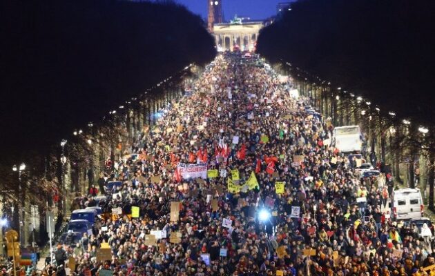 Γερμανία: Μαζική διαδήλωση στο Βερολίνο κατά της συνεργασίας Χριστιανοδημοκρατών και ακροδεξιάς