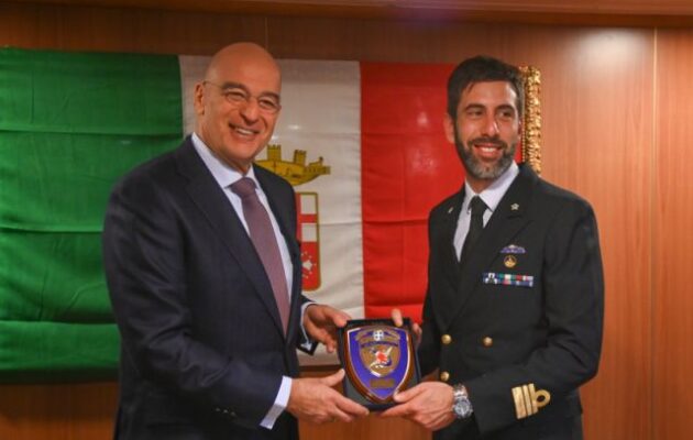 Ο Νίκος Δένδιας επισκέφθηκε την ιταλική φρεγάτα «CARLO MARGOTTINI» στον Πειραιά – Υποδοχή από τον Αρχηγό του Ιταλικού ΓΕΝ