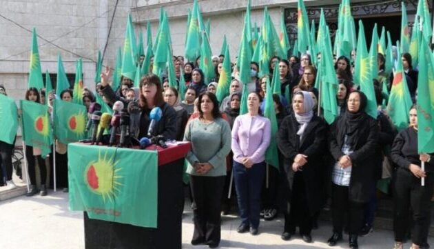 Συρία: Οι Κούρδισσες χαρακτηρίζουν «απαράδεκτη» τη σιωπή των Δυτικών για τη σφαγή των Αλαουιτών