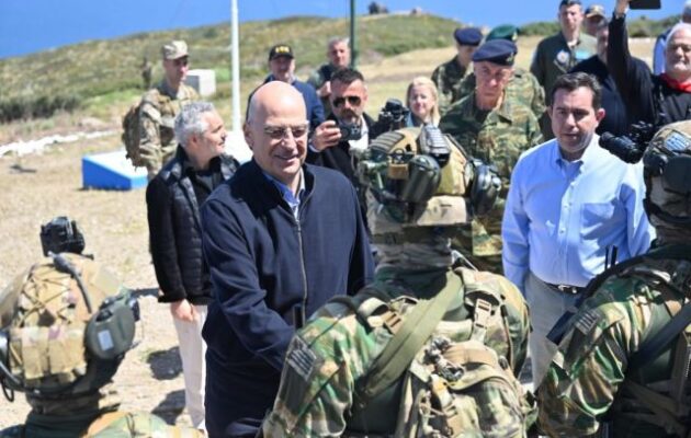 Νίκος Δένδιας από Παναγιά Οινουσσών: Εδώ, στρατιώτες και στρατιωτίνες, «γιορτάζουν την Ανάσταση με το όπλο στο χέρι» για την ασφάλεια όλων των Ελλήνων