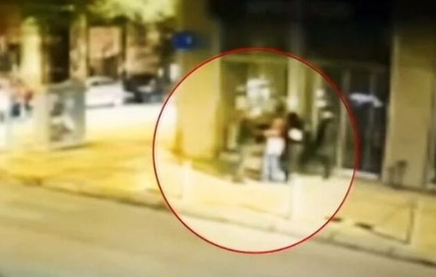 Φώναζε «σεξ» και την πέταξε στο οδόστρωμα – Προφυλακίστηκε ο 37χρονος για την επίθεση στο κέντρο της Αθήνας