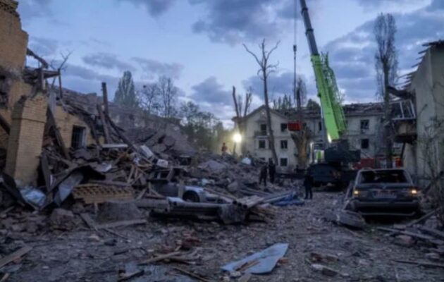 Ρωσικό σφυροκόπημα στο Κίεβο – Δυσαρέσκεια Τραμπ για το «όχι» του Ζελένσκι στο αμερικανικό σχέδιο