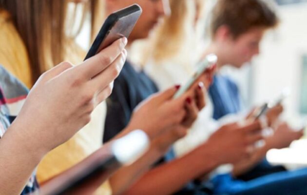 Γαλλία: Μαθητές χωρίς κινητά για καλύτερη εκπαίδευση και κοινωνικότητα