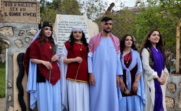 Οι Γιαζίντι στη Βορειοανατολική Συρία γιόρτασαν την Κόκκινη Τετάρτη με βαμμένα αυγά – Τι συμβολίζει το κόκκινο αυγό