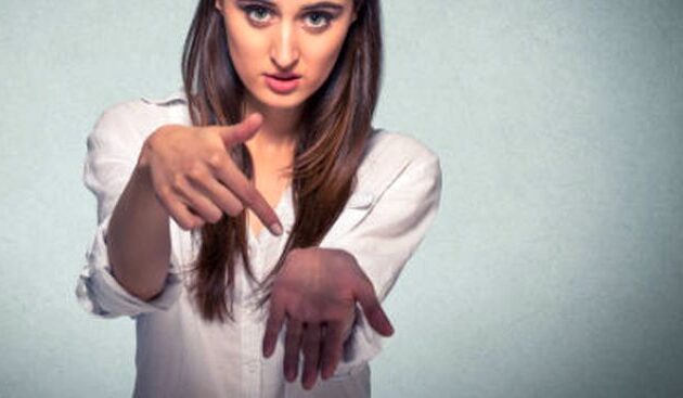 Βόλος: Νεαρή εξαπατά πολίτες ζητώντας χρήματα για βενζίνη