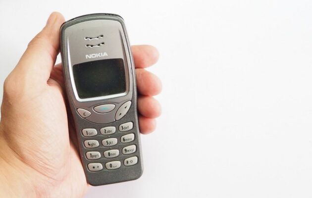 Financial Times: Η Κομισιόν φοβάται κατασκοπεία από τις ΗΠΑ και δίνει στους διπλωμάτες «απλά» κινητά