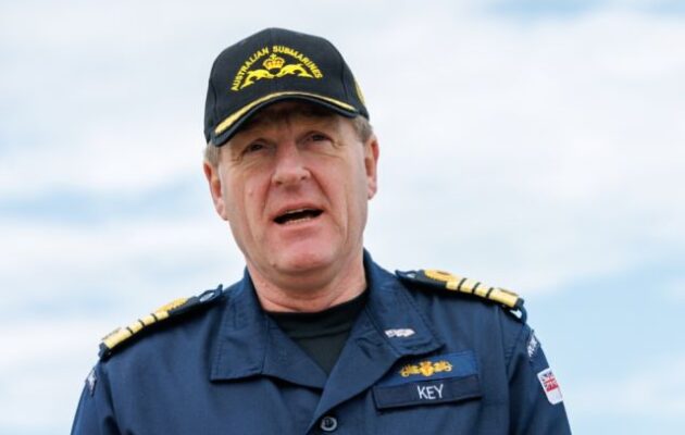 Βρετανία: Ο ναύαρχος/αρχηγός του Βασιλικού Ναυτικού παραιτήθηκε επειδή ερωτεύτηκε αξιωματικό! «Χάος» στα… καράβια