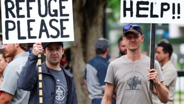 ΗΠΑ: Η κυβέρνηση Τραμπ δέχεται Λευκούς Νοτιοαφρικανούς «Αφρικάνερ» ως πρόσφυγες