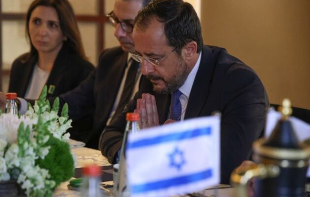 Ο Νίκος Χριστοδουλίδης συνάντησε τους γονείς δύο ομήρων που κρατούνται από τη Χαμάς