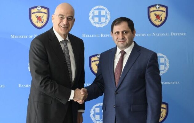 DEFEA2025: Ο Νίκος Δένδιας συζήτησε με τον Υπ. Άμυνας της Αρμενίας «τρόπους περαιτέρω ενίσχυσης της στρατηγικής αμυντικής εταιρικής σχέσης»