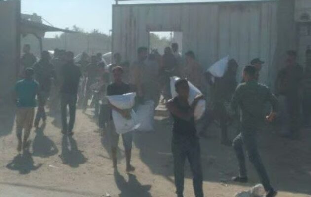 Χάος στη Γάζα: Πλήθος εισέβαλε σε αποθήκη τροφίμων της Χαμάς