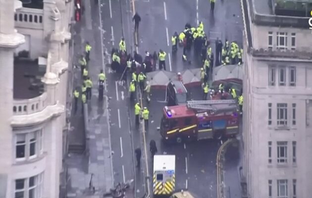 Συναγερμός στο Λίβερπουλ: Αυτοκίνητο έπεσε σε πεζούς στην παρέλαση για το πρωτάθλημα (βίντεο)