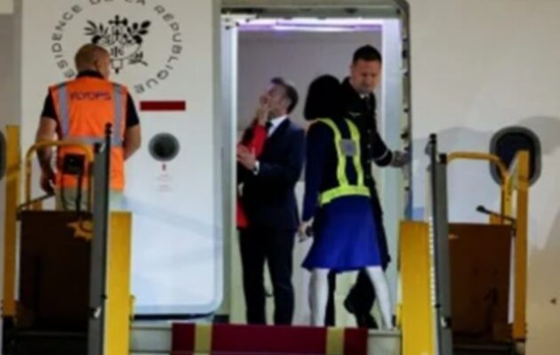 Η Ζαχάροβα τρολάρει Μακρόν για το «χαστούκι» από τη σύζυγο του: «Δεν υπολόγισε σωστά τη δύναμή της; Του έδωσε ένα μαντήλι, αλλά αστόχησε;»