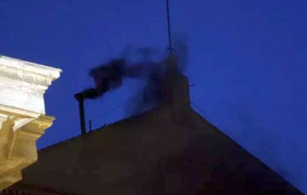 Μαύρος καπνός στην Καπέλα Σιξτίνα – Την Πέμπτη νέα ψηφοφορία για την εκλογή Πάπα